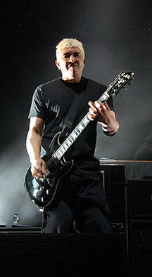 Пет Смирнов біографія, фото, розповіді - американський гітарист, який виступав з багатьма відомими групами, такими як The Germs і Foo Fighters
