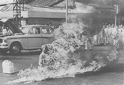 Тхіть Куанг Дик біографія, фото, розповіді - буддійський чернець з Південного В'єтнаму, який учинив акт публічного самоспалення на знак протесту проти утисків дхарми режимом Дьєма