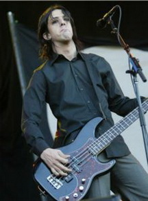 Джорді Френсіс Уайт біографія, фото, розповіді - американський музикант, в даний час виступає в якості гітариста групи Marilyn Manson, а також мультінструменталіста і вокаліста групи Goon Moon