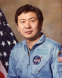 Тейлор Ган-Джин Уенг біографія, фото, розповіді - американський вчений і астронавт НАСА китайського походження, який скоїв 1 космічний політ загальною тривалістю 7 діб 8 хвилин 47 секунд