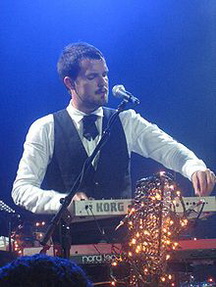 Брендон Флауерс біографія, фото, розповіді - вокаліст, клавішник і автор більшості текстів групи The Killers