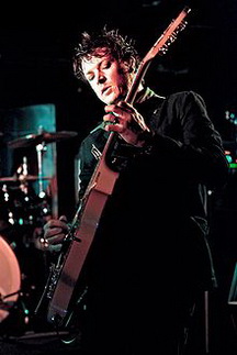 Крістофер Джон Чіні біографія, фото, розповіді - гітарист, автор більшості пісень і вокаліст в австралійської рок-групі The Living End