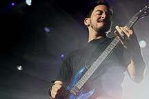 Майк Кенджі Шинода біографія, фото, розповіді - вокаліст, гітарист, клавішник, MC і один із засновників групи Linkin Park, а також художник, дизайнер-графік