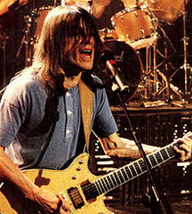 Малколм Мичел Янг биография, фото, истории - рок-музыкант, известен как основатель и ритм-гитарист австралийской рок-группы AC/DC