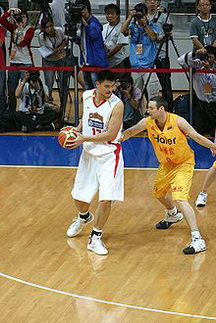 Яо Мин[1] биография, фото, истории - китайский баскетболист, играющий за команду «Хьюстон Рокетс»