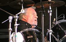 Джет Блек біографія, фото, розповіді - англійський рок-музикант, понад усе відомий як барабанщик The Stranglers, групи, у складі якої він виступав аж до 2007 року