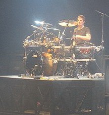 Деніел Патрік Адаїр біографія, фото, розповіді - канадський барабанщик, більше відомий як постійний ударник рок-групи «Nickelback», його попередня робота була пов'язана з американськими «3 Doors Down»