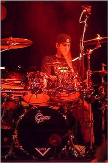 Роберт Грегорі Бурдон біографія, фото, розповіді - американський музикант, барабанщик рок-групи Linkin Park, наймолодший учасник колективу