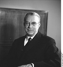 Ганс Йозеф Марія Глобке біографія, фото, розповіді - німецький юрист і державний діяч