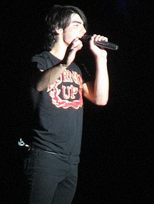 Джозеф Адам «Джо» Джонас біографія, фото, розповіді - американський співак, музикант, актор і танцюрист, член популярної молодіжної поп групи «Jonas Brothers»