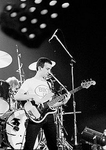 Джон Річард Дікон біографія, фото, розповіді - британський музикант, найбільш прославився як бас-гітарист групи Queen
