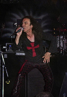 Ронні Джеймс Діо біографія, фото, розповіді - американський рок-музикант, співак і автор пісень, найбільш відомий як фронтмен груп Rainbow, Black Sabbath і лідер власного проекту Dio