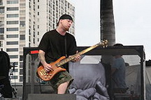 Марк Клепаскі біографія, фото, розповіді - американський бас-гітарист, учасник альтернативної групи з Уілкс-Барре «Breaking Benjamin»
