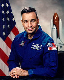 Лі Джозеф Аршамбо біографія, фото, розповіді - американський військовий льотчик, астронавт