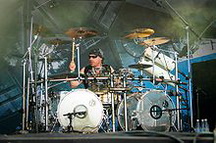 Йорг Міхаель біографія, фото, розповіді - німецький барабанщик, який грає у складі фінської пауер-метал групи Stratovarius, до якої він приєднався в 1995 році