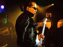 Лінк Рей біографія, фото, розповіді - впливовий американський гітарист і композитор, що записував в основному інструментальні рок-н-рольні композиції, у тому числі з групою Link Wray and his Ray Men