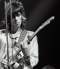 Кит Ричардс биография, фото, истории - выдающийся английский гитарист и автор песен, вместе с Миком Джаггером составляющий неизменный костяк легендарной рок-группы The Rolling Stones